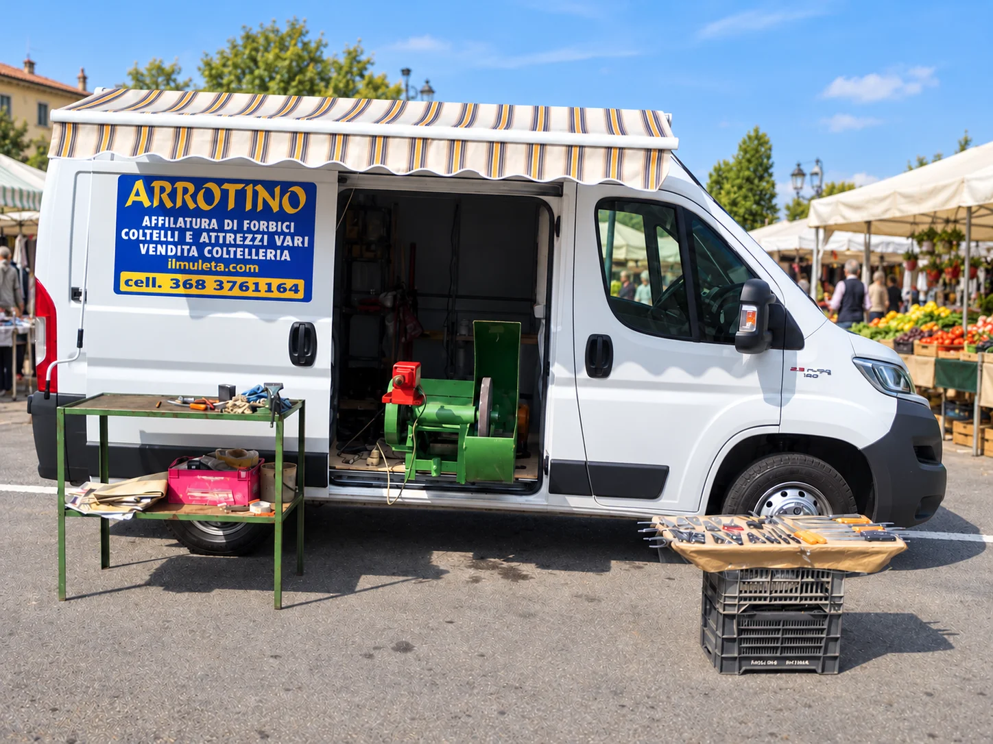 Il furgone originale di Il Muleta, con mola e banco al mercato