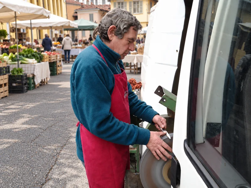 Luigi Rossi al lavoro sulla mola del suo furgone